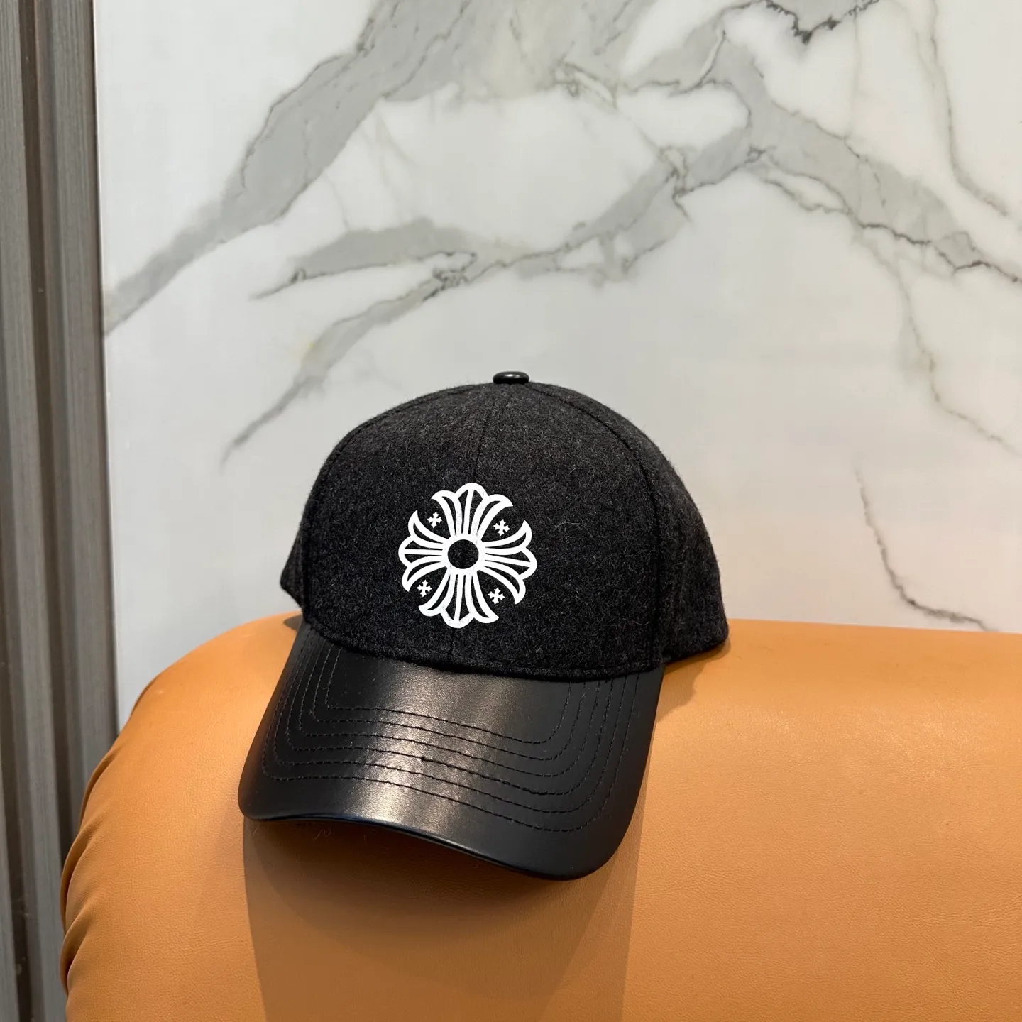 P80 Crow Heart's new autumn and winter fur-stitched baseball cap. It's full of autumn and winter atmosphere. The quality is great. The deepening of the hat shape makes it more elegant. It's very nice for both men and women. It's a classic among classics. It goes well with daily wear. Casual and fashionable.